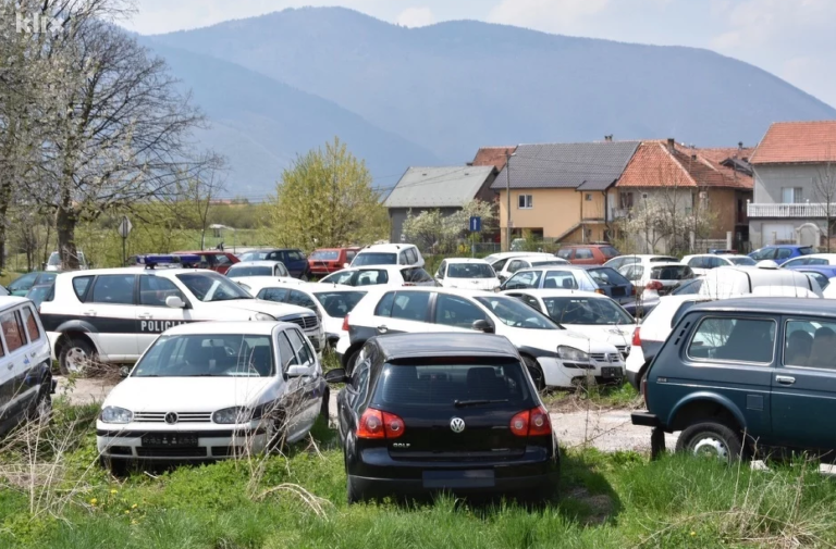 Dok vlasti u FBiH kupuju nove automobile, oduzeta vozila propadaju na skladištima