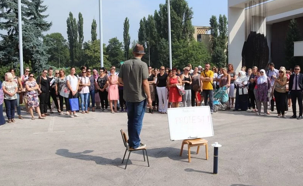 Protest prosvjetara u Zenici jer moraju ovjeravati dokumente za konkurse