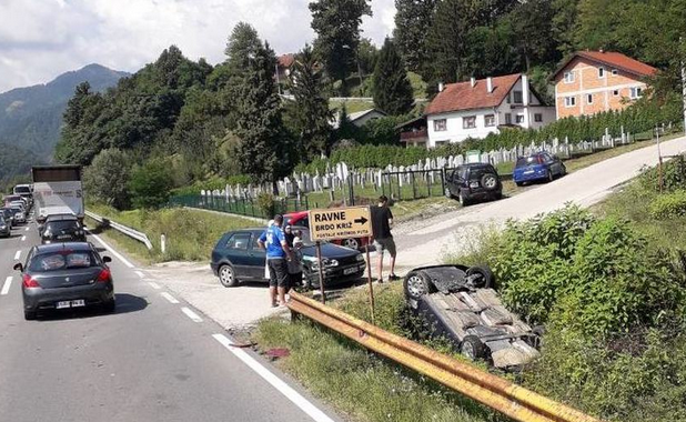 Četiri osobe povrijeđene u nesreći kod Žepča, vozilo završilo u kanalu