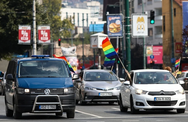 Održana druga Bh. povorka ponosa, aktivisti vozilima prodefilovali kroz Sarajevo