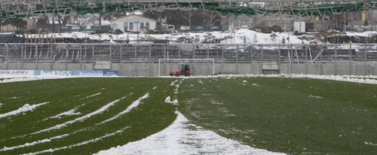 Teren će biti spreman za igru: Radnici u Razgradu užurbano čiste stadion