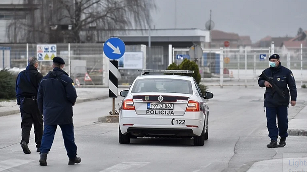 Srbijanac dao 150 KM policajcu da bi njegov poznanik brže prošao kontrolu na aerodromu Sarajevo