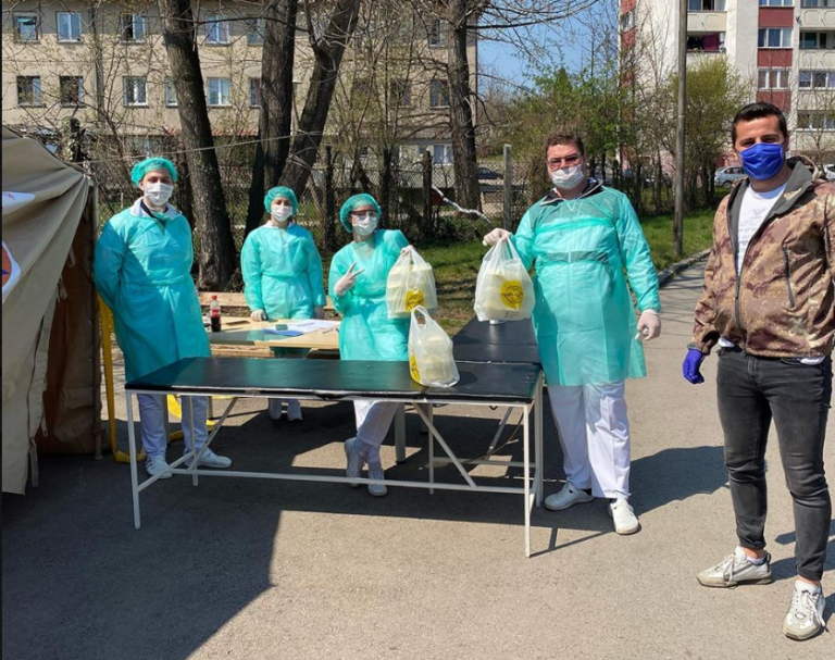 NEKO MISLI I NA NJIH: Palačinkarnica Njam Njam počastila  osoblje zeničke bolnice