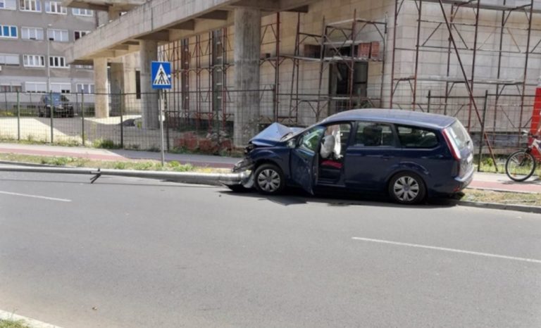 Zenica: Izgubio svijest tokom vožnje pa se zabio u stub