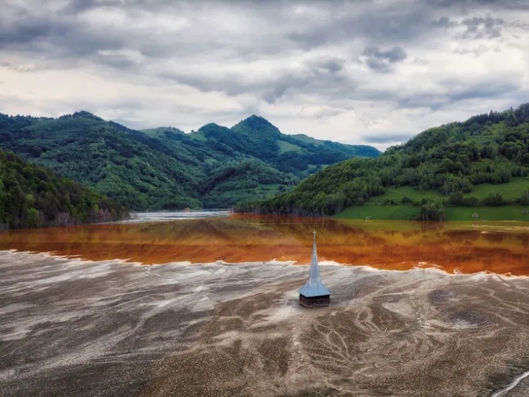 Otrovno jezero progutalo je cijelo selo: I zadnji trag života uskoro će nestati