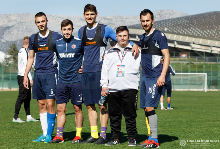 Igrači Hajduka trenirali u šarenim čarapama, trening vodio dječak s Downovim sindromom