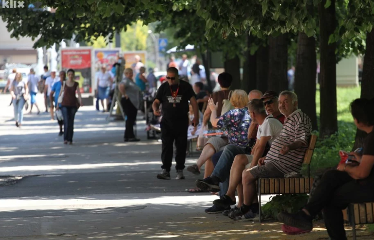 Visoke temperature opustošile ulice Zenice (FOTO)