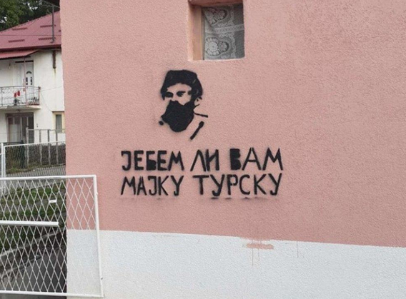 Grafiti sa likom Draže Mihajlovića uz uvrijedljive poruke osvanuli na zidovima kuća