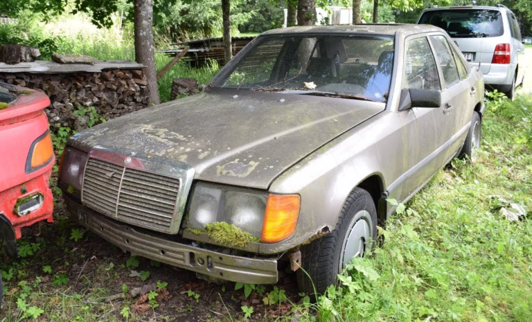 Mercedes-Benz W124 upalio nakon 16 godina