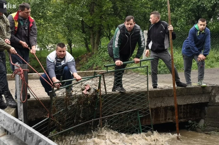 Bicikl pronađen nedaleko od mjesta gdje je dječak upao u nabujali potok, u toku opširna potraga (FOTO – VIDEO)