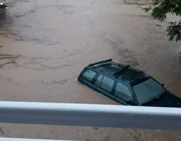 VELIKO NEVRIJEME U BiH: Bujica nosila vozila, muškarac bio zarobljen ispod mosta