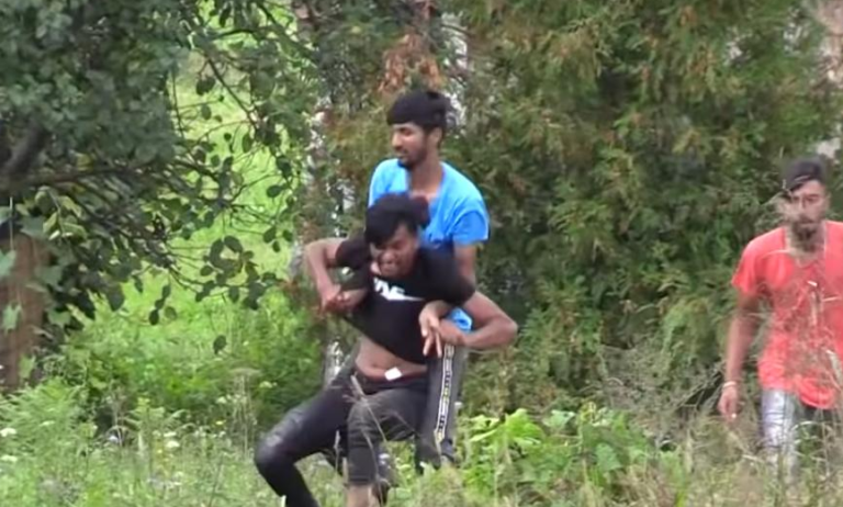 Uznemirujući snimak: Migrant dobio ‘‘napad‘‘, agresiju pokušalo obuzdati nekoliko osoba (VIDEO)