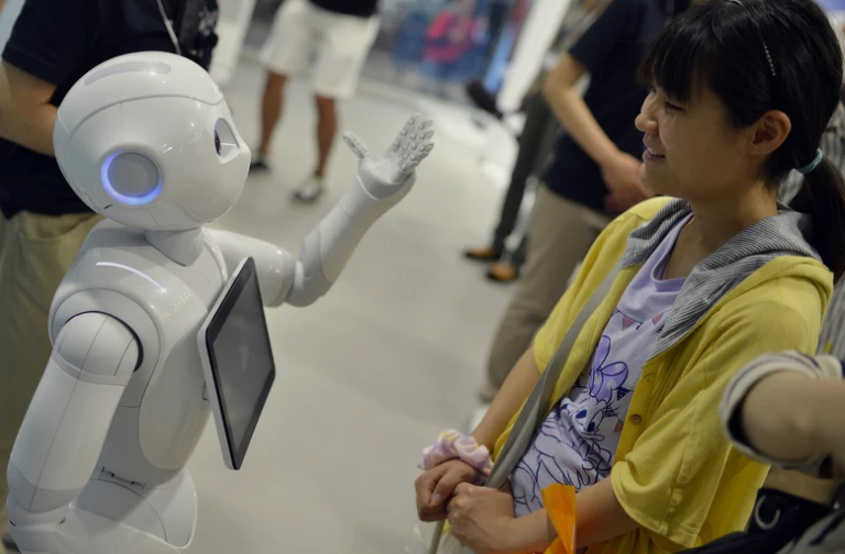 Napravljen robot koji podsjeća ljude da nose zaštitne maske