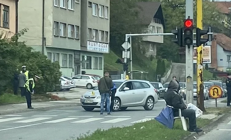 NESREĆA U BIH: Autom udario policajku koja je regulisala saobraćaj