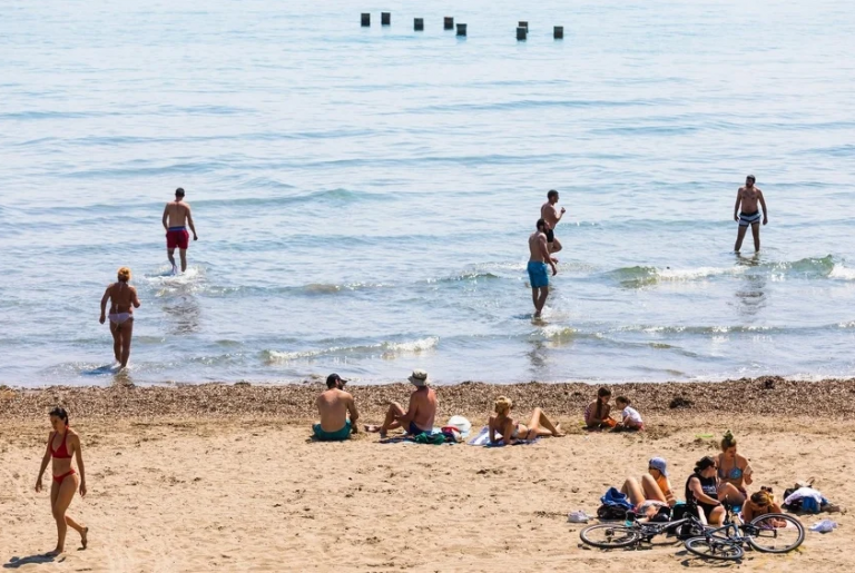 Uživanje i dok traje pandemija: Splićanke i Splićani se danas sunčali i kupali u moru