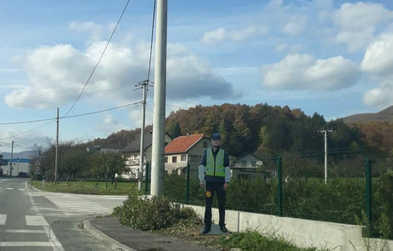 “Lažni” policajac na putu prema Novom Travniku upozorava na blizinu škole i prilagođavanje brzine