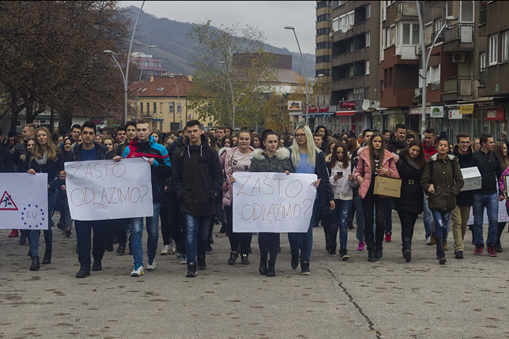 Mladi Zeničani s “koferima” ukazali problem masovnog odlaska ljudi iz BiH (FOTO)