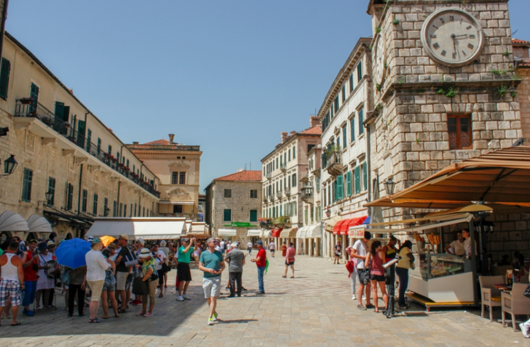 Povećan broj turista u Crnoj Gori: Smještaj od 15 eura, parking od 0,80 eura