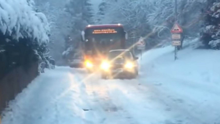 Autobus zapeo u snijegu, a onda se u akciju dao vozač Golfa III