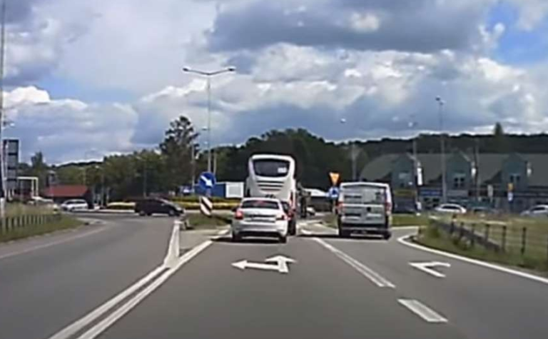 Posvađao se s vozačem, čekićem razbio prozor i iskočio iz spratnog autobusa (VIDEO)