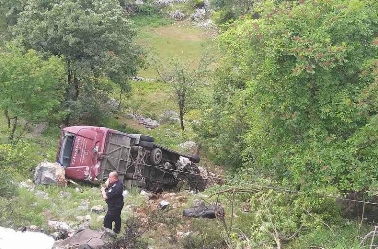 Dvije osobe poginule u sudaru autobusa i vozila