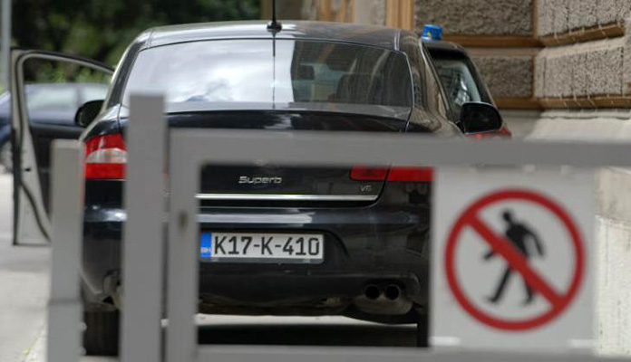 Zastrašujući snimak vožnje službenih automobila po bh. cestama: Šta voze političari? (VIDEO)