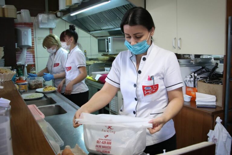 Lijep primjer iz BiH: Ugostitelji pripremaju hranu za heroje na COVID odjelima