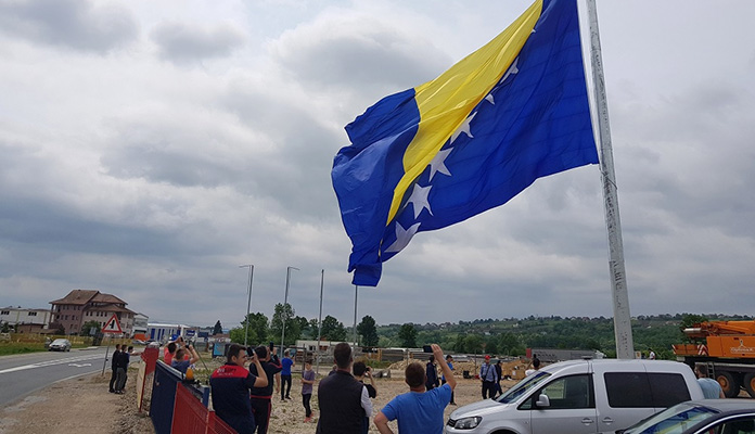 Zastava BiH koja je postavljena u Tešnju je nepravilna