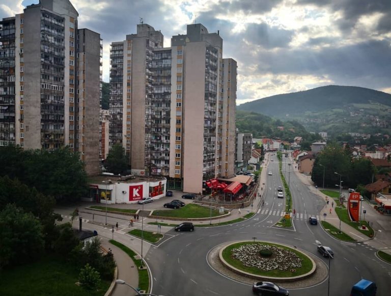 ZENIČANI OSTALI U ŠOKU: Manijak se sakrio u grm, osmatrao djevojčice i samozadovoljavao se