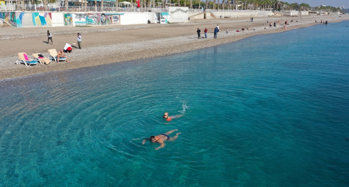 Turisti u decembru uživaju u lijepom vremenu na plaži u Antaliji