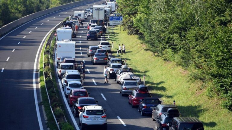 Uprkos korona upozorenjima: Austrijanci pohrlili na Balkan, kilometarske kolone