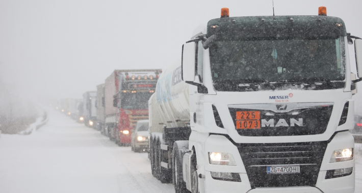 Kilometarska kolona na autoputu, kamioni zaglavili u snijegu