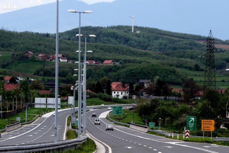 Kod Preventa u Visokom poplavljen autoput, saobraća se usporeno