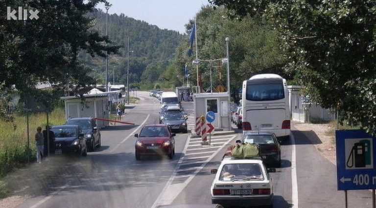 Na graničnom prijelazu Doljani na izlazu iz BiH čekanje oko sat vremena