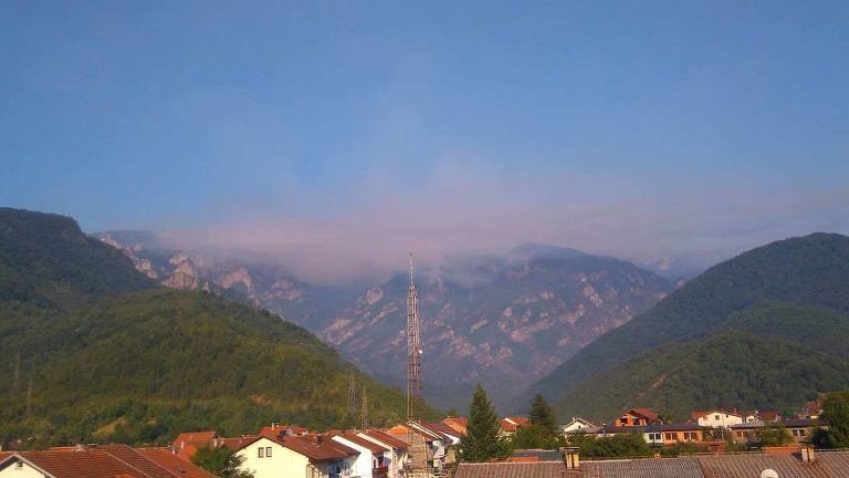 Helikopter nije uspio djelovati na gašenju požara na Čvrsnici, sutra stiže još stotinu ljudi