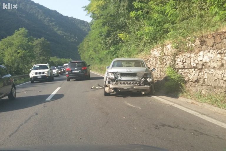 Zenica – Vranduk: Vozač Audija na putu M-17 udario u zaštitni zid