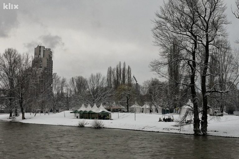 Zenička Čimburijada u snježnom ruhu, na obalama Bosne okupljaju se prvi entuzijasti