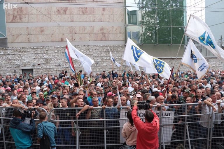 Nemoguće zakazivanje sjednice Parlamenta FBiH u ponedjeljak, borci najavili masovne proteste