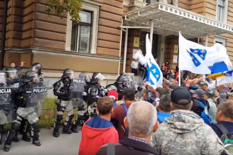 VIDEO: Pogledajte sukob policije i boraca ispred Pravnog fakulteta