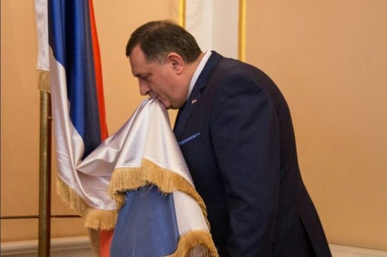 Dodik u kabinetu Predsjedništva BiH poljubio zastavu Republike Srpske