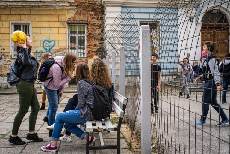 Travnička škola podijeljena metalnom ogradom