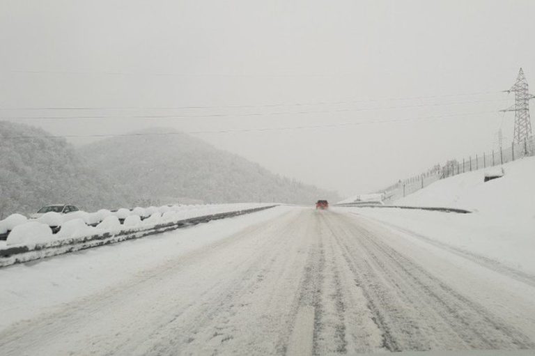 Zbog udesa grtalice i kamiona saobraćaj na autoputu kod Visokog dijelom obustavljen