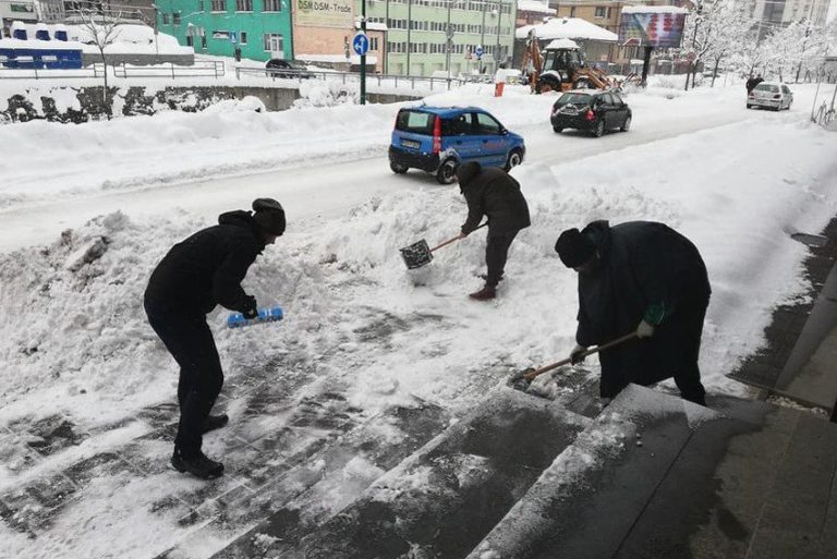 Načelnik Kaknja pozvao sve muškarce koji su u zdravlju i snazi da uzmu lopate u ruke