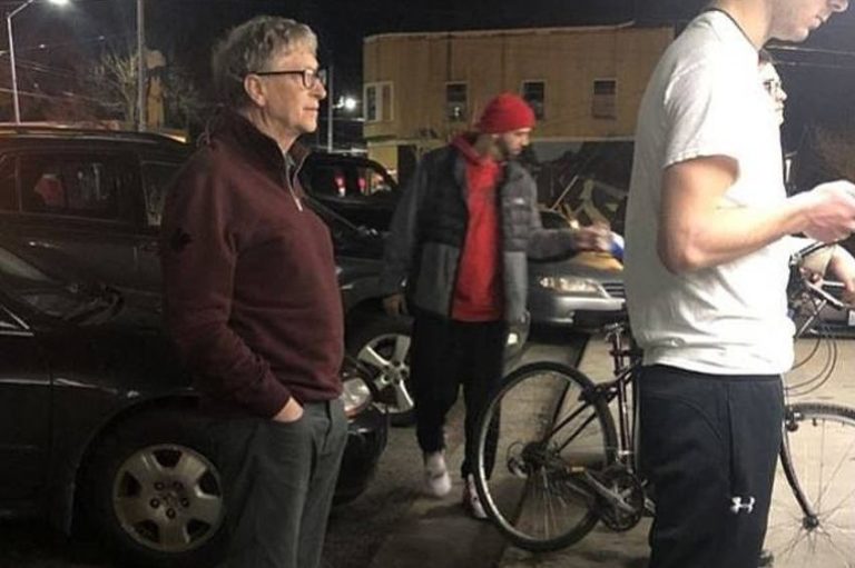 Skromni milijarder Bill Gates može šta hoće, ali opet čeka u redu za hamburger