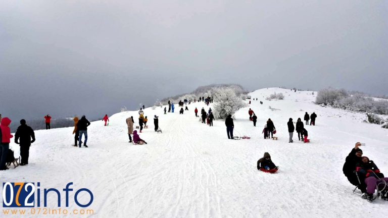 SNJEŽNA IDILA Stotine Zeničana na Smetovima, najmlađi uživaju u sankanju (FOTO)