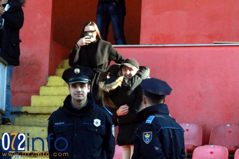 Hrabar gest Zeničanina: Prosidba na Bilinom polju oduševila posjetioce, Matea rekla “DA” (FOTO)