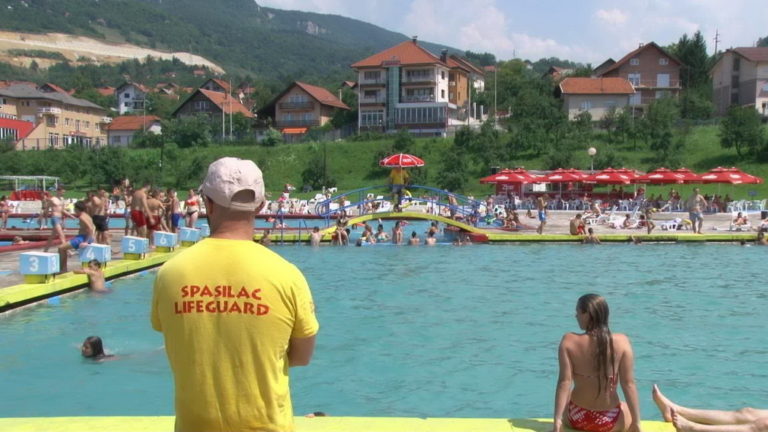 ZENICA: Bazeni u Crkvicama sve posjećeniji (FOTO)