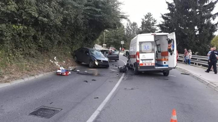 BiH: Sudar sanitetskog vozila i automobila, petero povrijeđenih