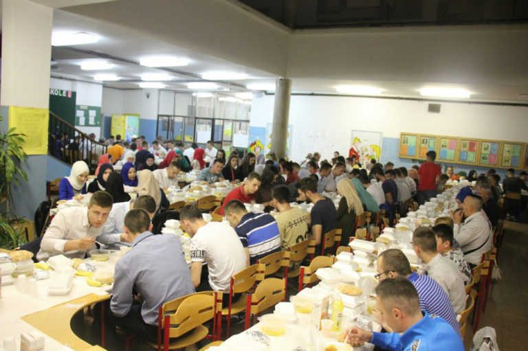 Iftar u džematu Blatuša za 250 postača: Omladino, činite dobro za društvo (FOTO)