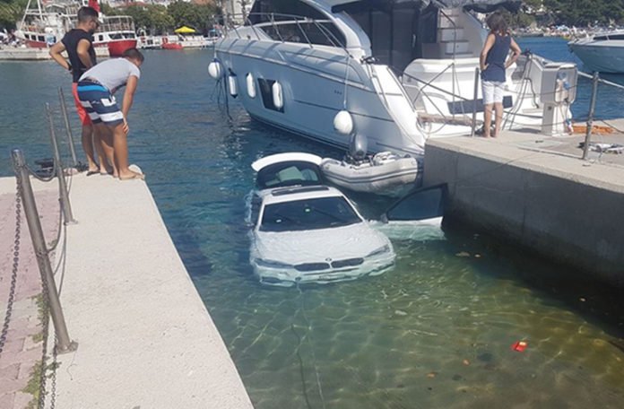 Nesvakidašnji prizor na Jadranu: BMW “parkiran” u moru